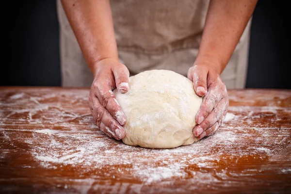 Primo Piano Mano Fornaio Che Forma Pasta Del Pane — Foto Stock