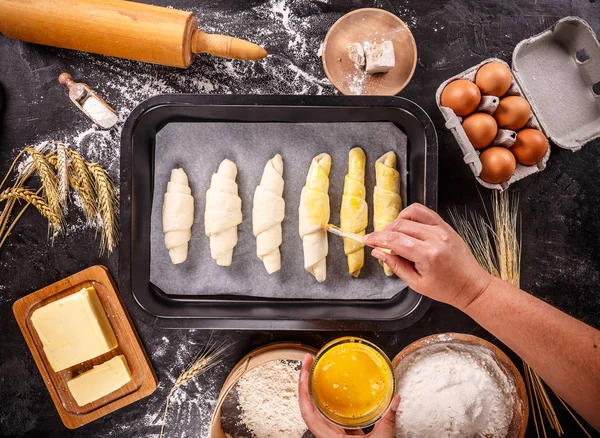 Padaria Artesanal Croissants Crus Que Põem Pergaminho — Fotografia de Stock