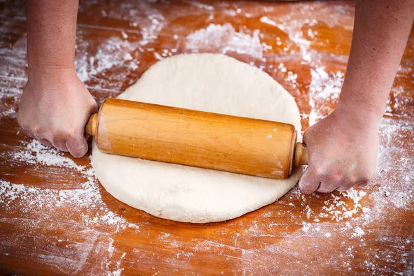 Kadın aşçı dışarı hamur masaya vurdu closeup haddeleme