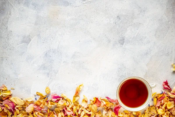 Rahmen Aus Getrockneten Wildrosenblüten Und Einer Tasse Tee Kopierraum — Stockfoto