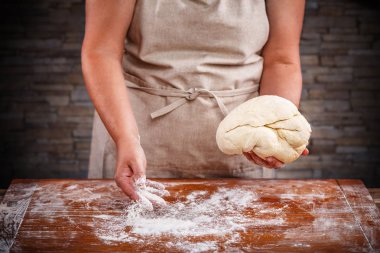 Famela fırın ekmek. Ahşap tahta üzerinde biraz un serpme