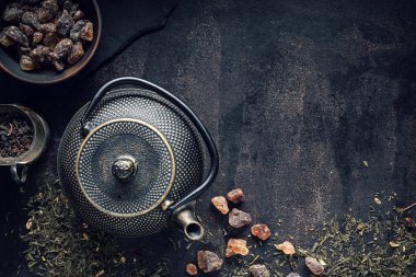 Çaydanlık, rock şeker ve kuru çay siyah tablosundaki ürün yelpazesine. Kopya alanı ile üstten görünüm