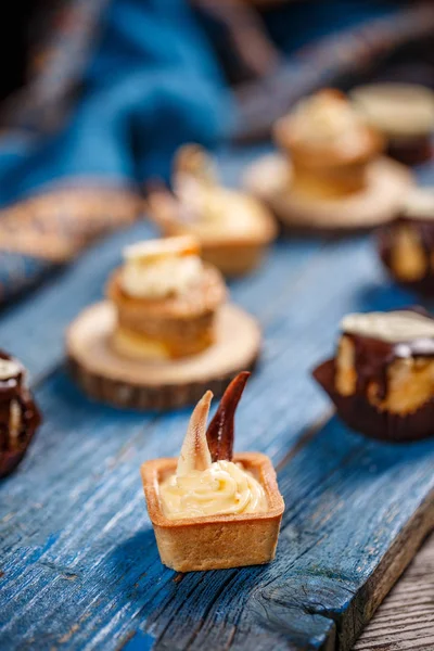 Diğer küçük tatlı zemin üzerine mavi ahşap gemide limon ekşi