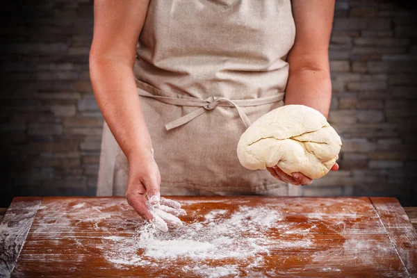Famela fırın ekmek. Ahşap tahta üzerinde biraz un serpme