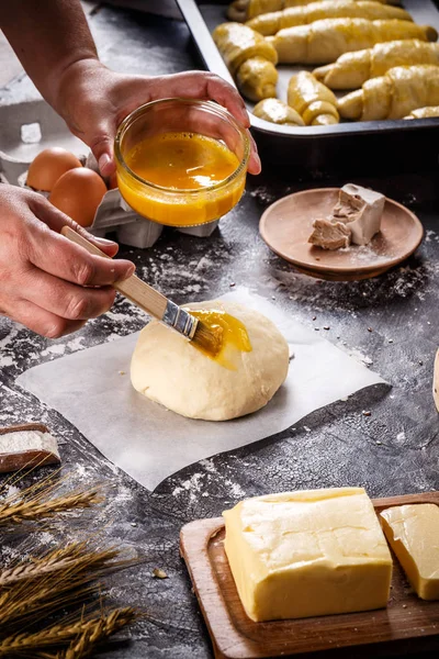 Manchando Pães Crus Com Escova Ovo Processo Preparação — Fotografia de Stock