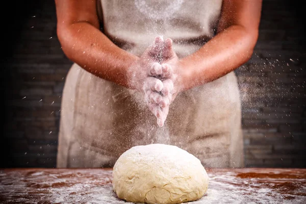 Eller un ile hamur üzerinde alkışlar erkek 