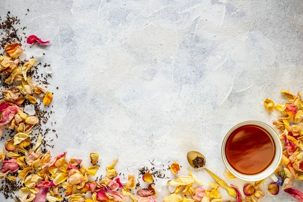 杯茶和干玫瑰花瓣复制空间为您的文本 — 图库照片