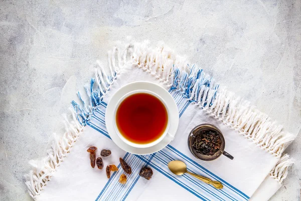 Tasse Heißer Schwarzer Tee Auf Rustikaler Tischdecke — Stockfoto