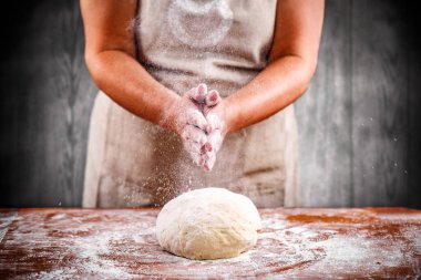 Alkışlar ve beyaz un hamur serpme eller