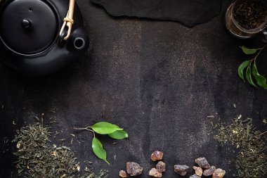 Flatlay çerçeve düzenleme çaydanlık ile Kuru ve taze çay yaprakları