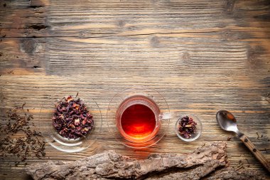 Çay düz yatıyordu görünümünü vintage ahşap zemin üzerine