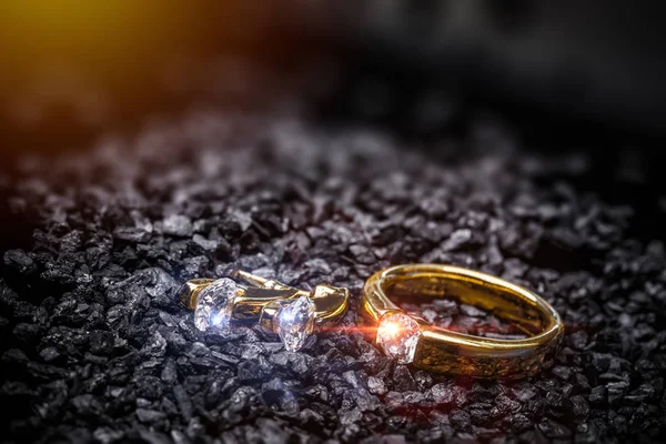 Δαχτυλίδι Και Σκουλαρίκια Κρύσταλλο Κοσμήματα Άνθρακα Σκούρο Φόντο — Φωτογραφία Αρχείου