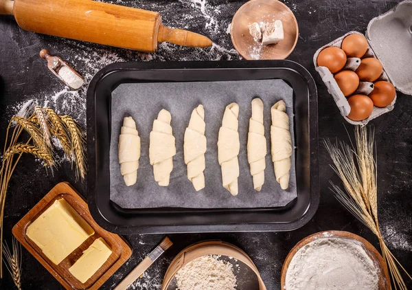 Před Pečením Různé Ingredience Kolem Zásobníku Rohlíky — Stock fotografie