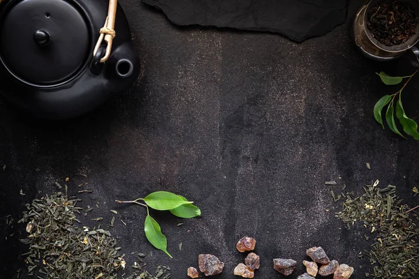 Flatlay çerçeve düzenleme çaydanlık ile Kuru ve taze çay yaprakları