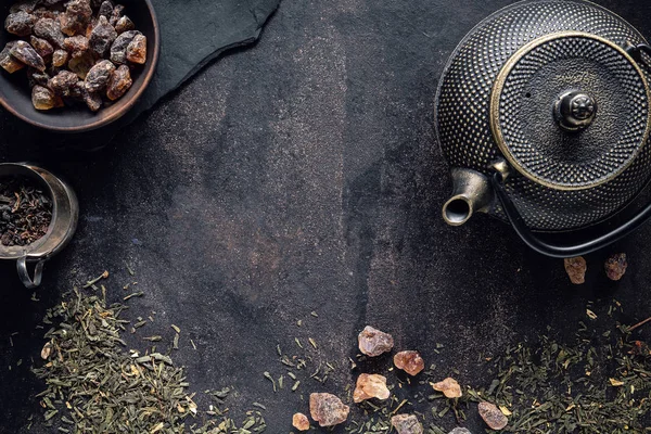 铁茶壶在黑暗的木质背景 茶道理念 — 图库照片