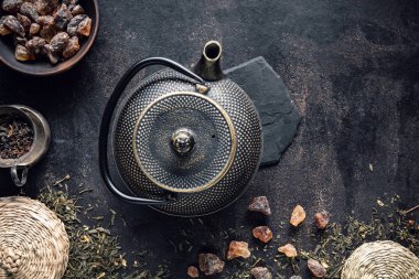 Vintage siyah arka plan üzerine geleneksel Doğu çaydanlık görüntüsünü