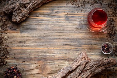 Flatlay çerçeve düzeni Kupası ile çay ve kuru çay yaprakları 