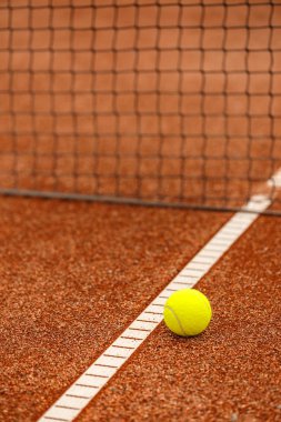 Bir kil mahkeme üzerinde sarı tenis topu