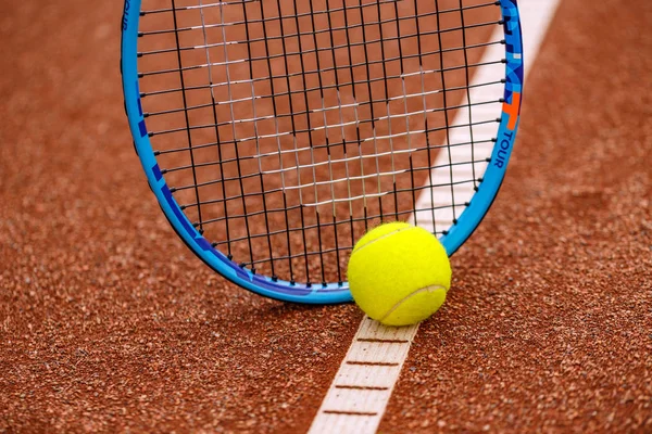 Tennisboll Och Racket Röda Marken — Stockfoto