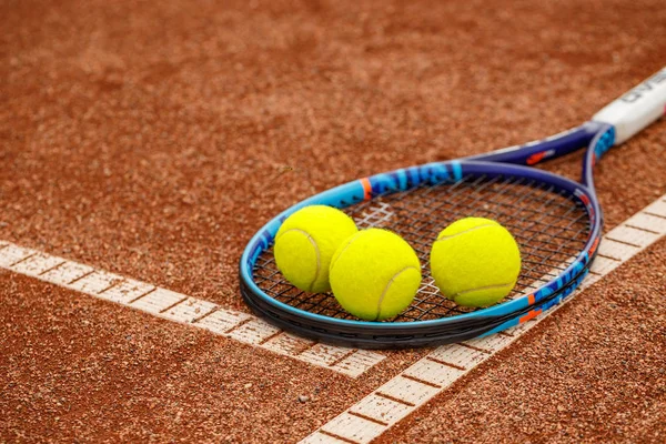 Tennisbollar Och Racket Röda Marken — Stockfoto