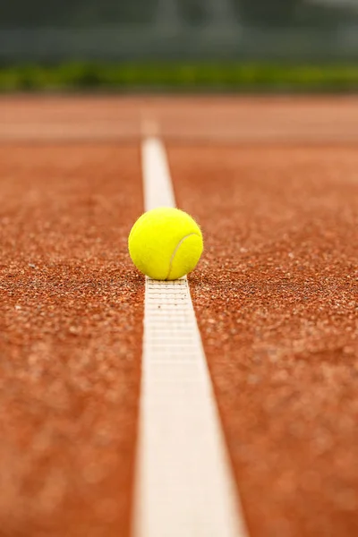 Tennisboll Vit Linje Tennis Röda Marken — Stockfoto