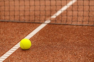 Açık kırmızı kil kortunda tenis topu