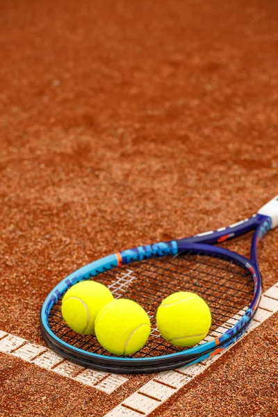 Närbild Bild Tennisracket Och Bollar Tennisbanan Lera — Stockfoto