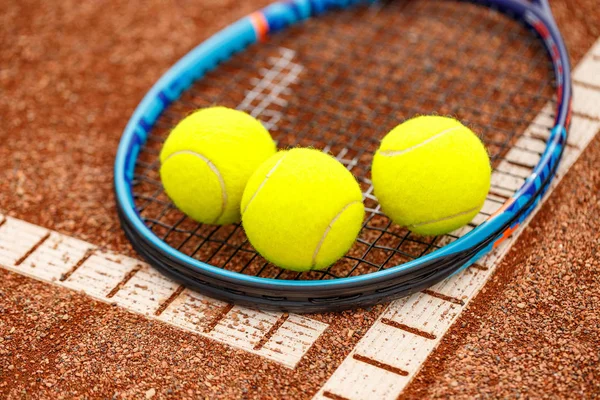 Närbild Bild Tennisracket Och Bollar Tennisbanan Lera — Stockfoto
