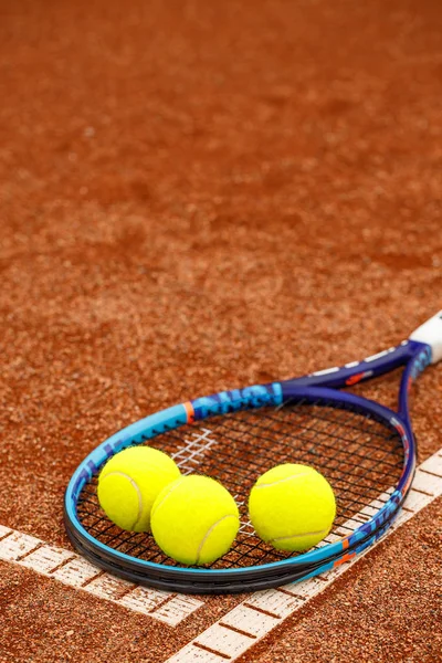 Kil Tenis Kortunda Tenis Raket Topları Görünümü Kadar Yakın - Stok İmaj