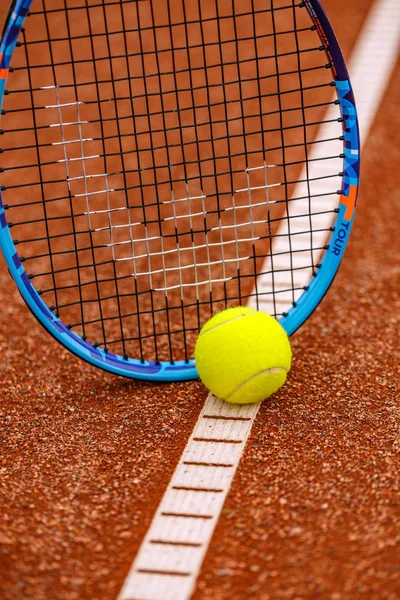 Raqueta Tenis Con Una Pelota Tenis Una Pista Tenis Imágenes De Stock Sin Royalties Gratis