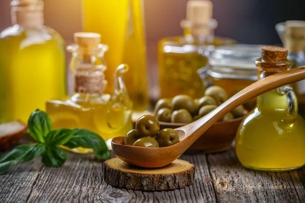 Composizione Olive Bottiglie Olio Extravergine Oliva Fondo Ligneo — Foto Stock