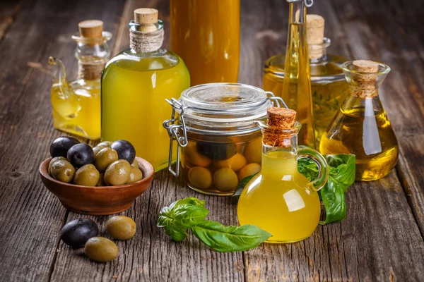 Olio Bottiglie Epoca Con Olive Verdi Nere Fondo Rustico Legno — Foto Stock