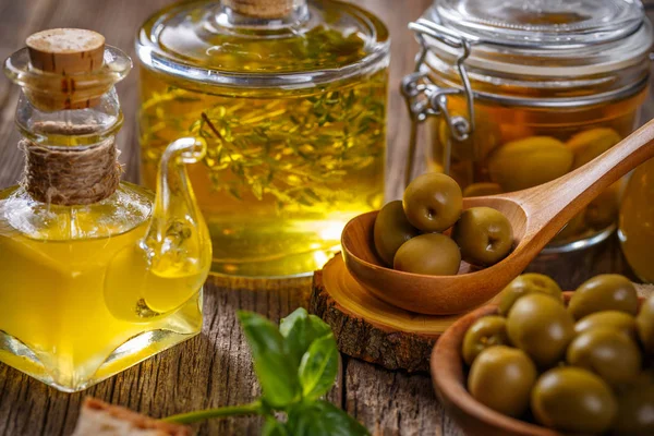 Olive Appena Raccolte Bacche Ciotole Legno Olio Pressato Bottiglie Vetro — Foto Stock