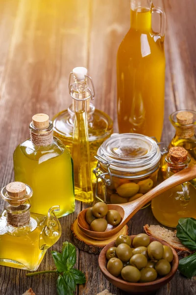 Olio Extravergine Oliva Sano Con Oliva Verde Fondo Legno — Foto Stock