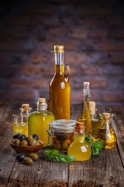 Stillleben Schwarzer Und Grüner Oliven Holzschalen Und Gepresstem Glasflaschen — Stockfoto