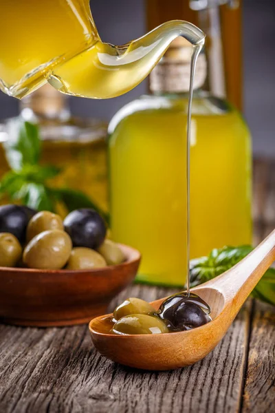 Olijfolie Gieten Zwarte Groene Olijven — Stockfoto