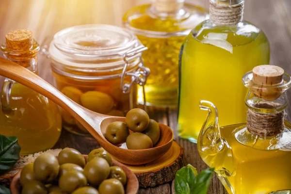 Stilleven Van Olijven Bessen Hout Kommen Drukte Van Olie Glazen — Stockfoto