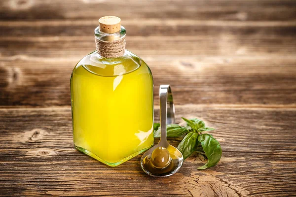 Olive Cucchiaio Ferro Olio Pressato Bottiglia Vetro — Foto Stock