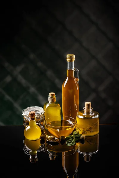 Gesundes Natives Olivenöl Extra Mit Grünen Oliven Auf Dunklem Hintergrund — Stockfoto