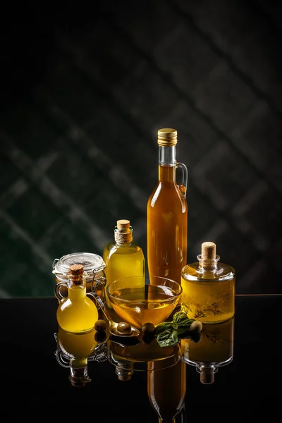 Olio Extra Vergine Oliva Sano Con Olive Verdi Fondo Scuro — Foto Stock