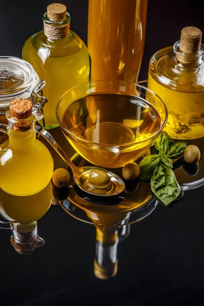 Olio Bottiglie Epoca Ciotola Con Oliva Verde Cucchiaio Ferro — Foto Stock