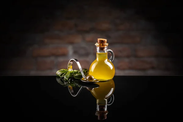 橄榄油在小油罐和橄榄在勺子在黑修剪路径背景 — 图库照片