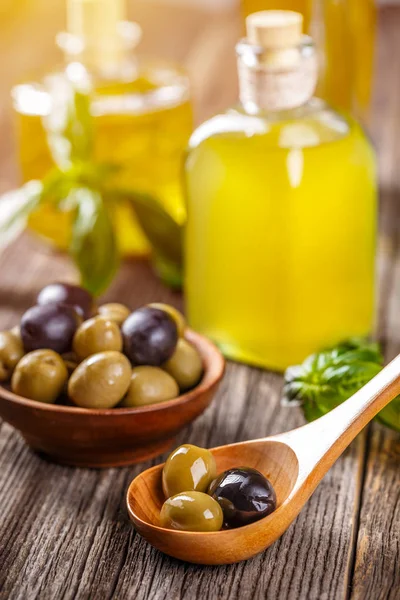 Antipasto Mediterraneo Olive Sottaceto Verdi Nere Servite Cucchiaio Legno — Foto Stock