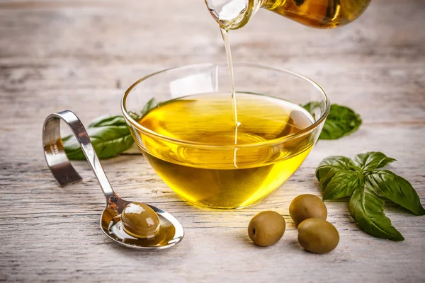 Bottiglia Versando Olio Vergine Oliva Una Ciotola — Foto Stock