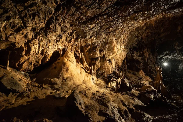 在匈牙利奥格泰莱克的 Baradla 洞穴内 构图中间的发光钟乳石和石笋 — 图库照片