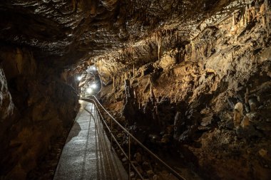Aggtelek mağaraları, Macaristan, de Baradla-Domica mağaraları ile yanan bir patika denir.
