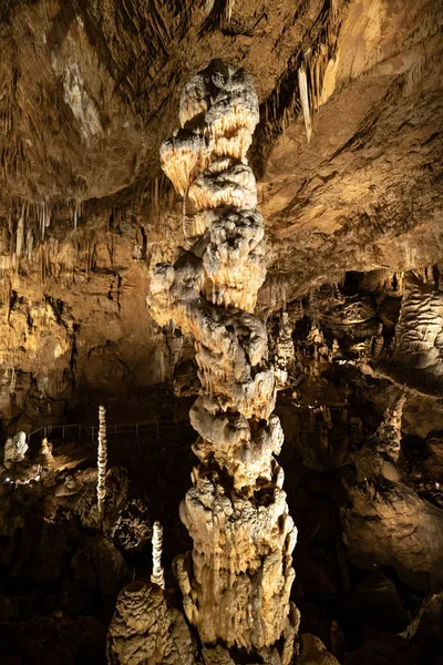 Prachtig Uitzicht Van Stalactieten Stalagmieten Een Ondergrondse Grot — Stockfoto