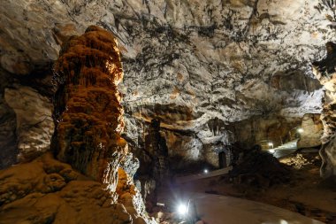 Baradle mağara Aggtelek Milli Parkı'Hungury. Sarkıt ve dikit bir mağara içinde,