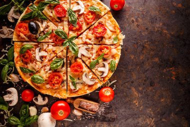 Pizza, cherry domates, mantar ve taze fesleğen grungy arka plan üzerinde ile kompozisyon