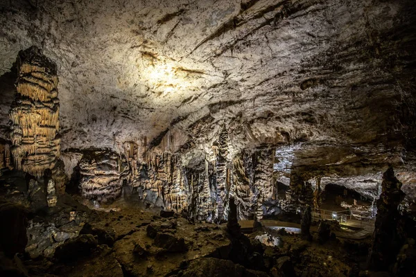 洞穴内的钟乳石和石笋形成 — 图库照片